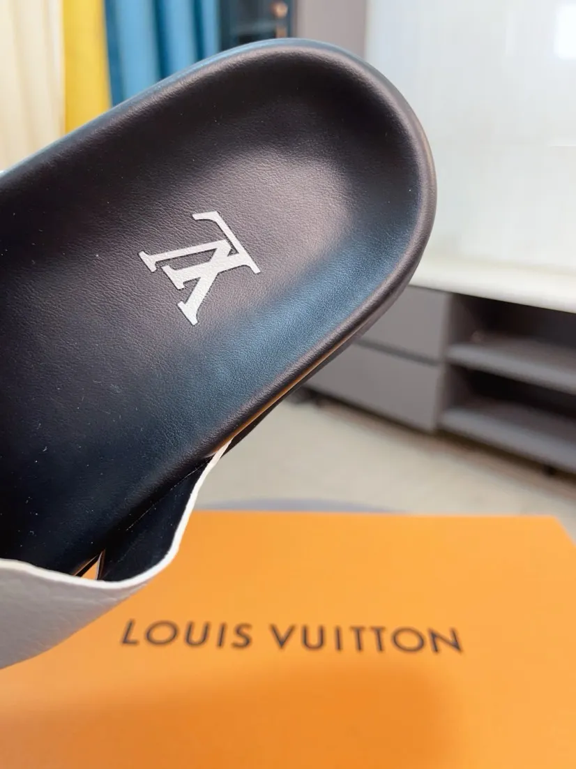 Men's shoes💰300🌹🌹【LV】Multi-color new men's slippers, original top-quality version, original special cowhide with pebbled embossing➕sheepskin on the inner and side, non-slip combination sole, more stable walking, more comfortable and lightweight, high-end and generous, size: 38~44